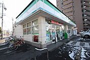 ファミリーマート名西二丁目店 122m