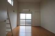 201号室の内装写真参照