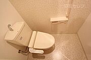 温水洗浄便座が設備として備わります。
