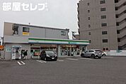 ファミリーマート本陣通店 284m