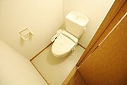 こちらも人気設備の一つ、温水洗浄便座付きです♪