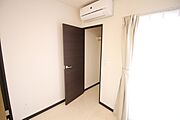 クローゼットも付いています♪（号室により配置の反転有り）