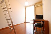 1Fはフローリング　2Fはじゅうたん仕様となります。