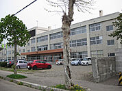 中学校「滝川市立明苑中学校まで1351m」