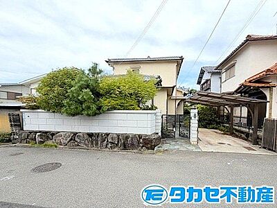 外観:落ち着いた住宅街に佇む4SLDK。家族みんながゆったり暮らせる住まいです◎カーポート付きで雨の日の乗り降りもスムーズ! 外観:落ち着いた住宅街に佇む4SLDK。家族みんながゆったり暮らせる住まいです◎カーポート付きで雨の日の乗り降りもスムーズ!