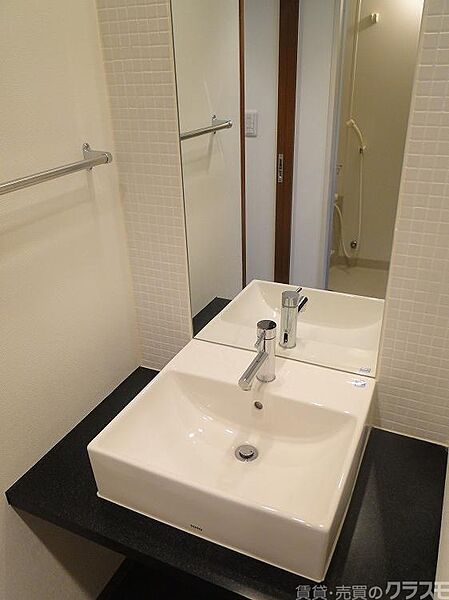 画像17:お洒落な独立洗面台です。鏡も大きく使い易そうですね。