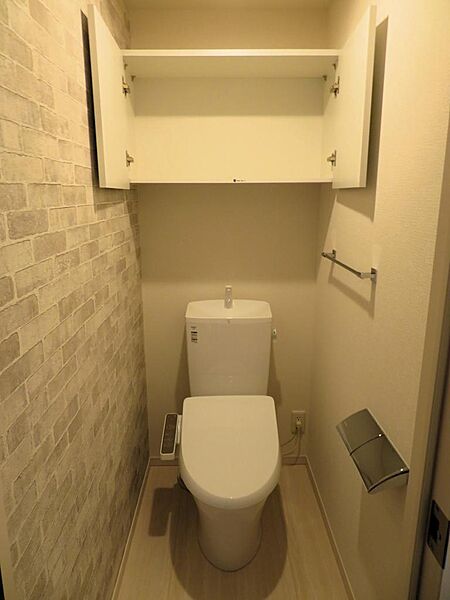 画像24:ウォシュレットトイレ付き。便利な収納ボックス付きです。