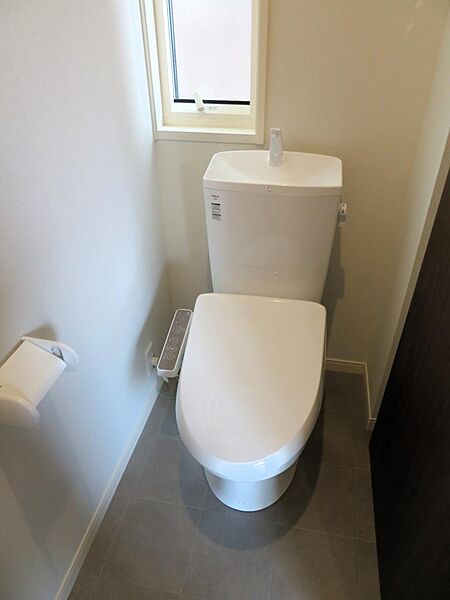 トイレ：1階、ウォシュレットトイレ付き。１階の他、２階にもトイレがあり便利ですよ。