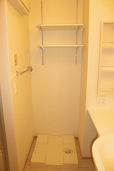 画像25:室内洗濯機置場。便利な棚付。