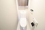 ウォシュレットトイレ付き。便利な収納ボックス付きです。