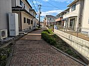 南側には遊歩道がございます。