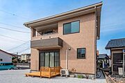 日当たり風通し良好な南向き。リビングに接続するウッドデッキは陽光に恵まれた憩いのスペース。