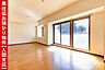 リビング/ダイニング：【　マンション内観　】専有面積76ｍ2超のファミリータイプのお部屋です。温かな陽光を取り込む南西向き＆ワイドスパンで、開放的な暮らしを実ｇンいたします。