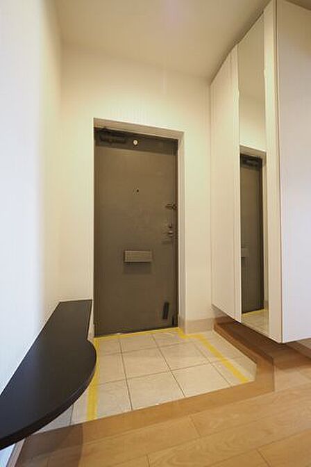 【 玄関 】全身鏡付きシューズボックスが設置された玄関ホール