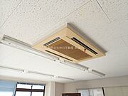 天井のエアコンは使えません。室外機は撤去済です。