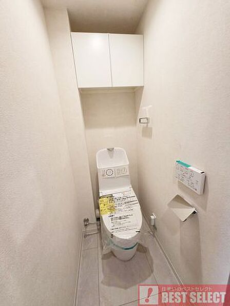 ■お掃除しやすい滑らかなフォルムのウォシュレット付トイレは、落ち着くパーソナル空間ですね
