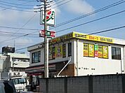 コンビニ「セブンイレブンまで610m」