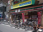 コンビニ「セブンイレブンまで120m」