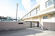 五条小学校 952m