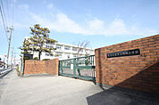 鴨田小学校 852m