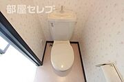 花柄の壁紙が素敵なトイレです。