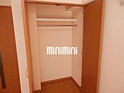 クローゼットの収納も充実してますね。