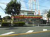 コンビニ「デイリーヤマザキまで220m」