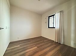 多目的に使える5.2帖の洋室。