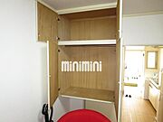 吊棚になってますので、下スペースを有効に使えますね。