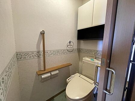 お年寄りにも優しい引き戸開閉式で手すり付きトイレ