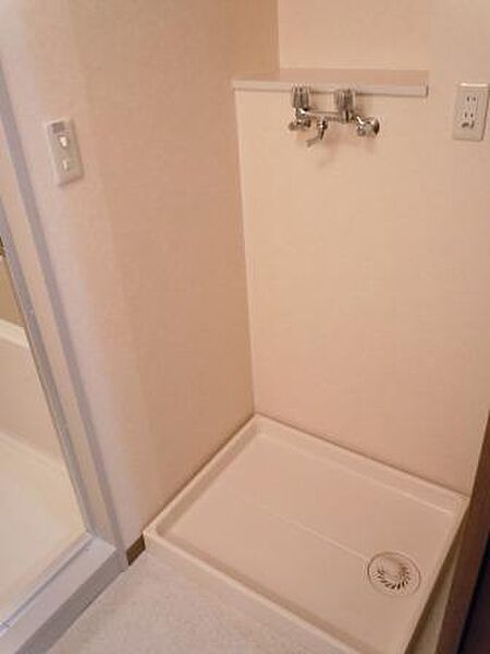 画像14:洗濯機置場の水栓は、お湯も出せるので良く汚れが落とせます。