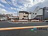 外観：小・中学校まで徒歩圏内です。