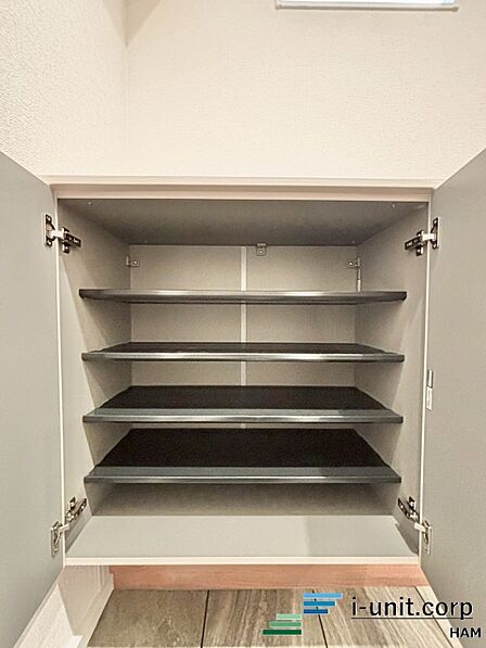 家族全員の靴を収納出来、暖かな日差しが差し込み収納豊富な玄関です。