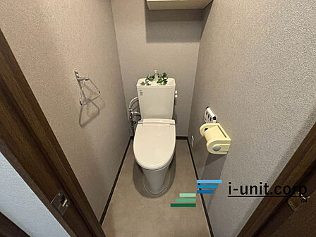 トイレはウォシュレット機能付きの最新タイプ。来客やご友人も使うので、いつも清潔を保てるように配慮しなければならない場所。見た目から清潔感あるホワイトを基調にデザインされました。