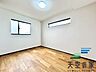 その他：【同仕様】趣味を楽しんだり、お子様と遊んだりと様々な用途に合わせて使うことができる洋室です。 お部屋自体もとっても明るいのは魅力的な点の一つですね！