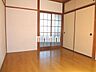 室内：洋室6帖です