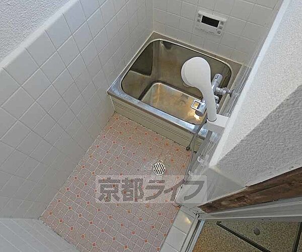 長方形の浴室です。