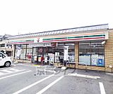 セブンイレブン 西院春日通六角店まで35m 品揃えも揃ったコンビニです。