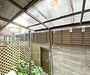屋根付きで突然の雨でも洗濯物が濡れません。