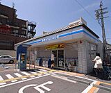 ローソン北野白梅町店まで131m お店の前は広々としガレージ。バス停の目の前です。
