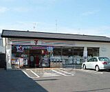 セブンイレブン深草大亀谷店まで850m 駐車場が広いんです。