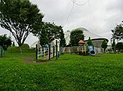 公園「秋葉台公園、屋内・屋外プールまで810m」