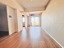 Royal Hills 4階1LDKのリビング/ダイニング