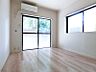 寝室：洋室6帖　2面採光で明るいです！