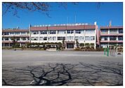 日野市立第八小学校（583m）