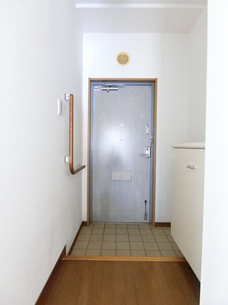 画像23:段差の低い玄関。シューズボックス付き