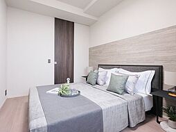 洋室1は主寝室に最適な約7帖のお部屋です。大容量のウォークインクローゼットがあるので、居室部分は広々とお使いいただけます。