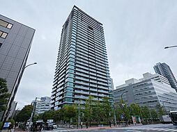 空へと繋がるスマートなシルエットがそびえ建つ、33階建て免震構造のタワーレジデンス。野村不動産(株)旧分譲、(株)竹中工務店施工の人気のプラウドタワーです。
