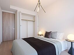 各居室にはクローゼットがありお洋服や趣味のグッズ、使用頻度の低いアイテムなど収納できます。内装と合わせたカラーになっておりお洋服選びがしやすいようになっております。