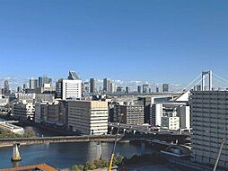 バルコニーからは空の美しいグラデーションや都会ならではのビル群、夜景を楽しむことができます。広々としたバルコニーからご家族やご友人と景色を眺めながら、リラックスした時間をお過ごしいただけます。